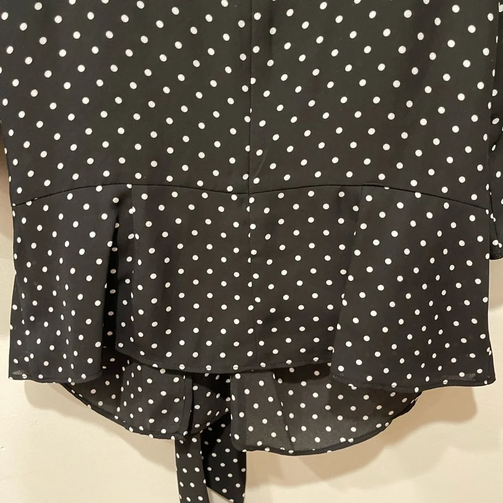 Vince Camuto Black and White Tie Front‎ Blouse, size XS - Picture 4 of 4